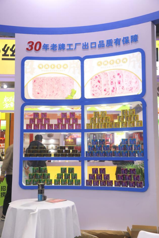 2025 China Food Expo: Sanfeng Chunky Meat Luncheon Meat tasting is a hit, gaining praise both online and offline.